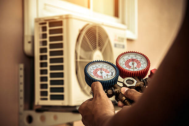 Professional Hvac technician working in Bowling Green, FL